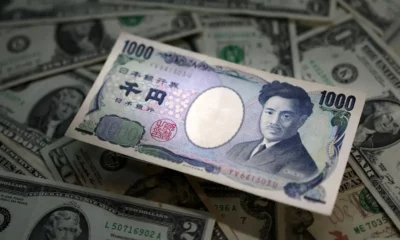 Japanese yen and US dollar banknotes