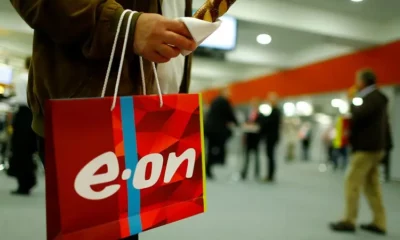 Person with E.ON bag and pretzel at event.