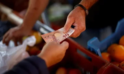 Exchanging a ten-euro note at the market.