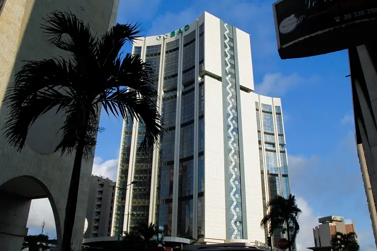 Modern skyscraper in urban cityscape under blue sky.