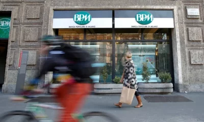 People passing by Banca Popolare di Milano.